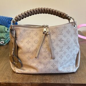 LOUIS VUITTON
Beaubourg Mahina MM Leather Hobo Shoulder Bag Galet